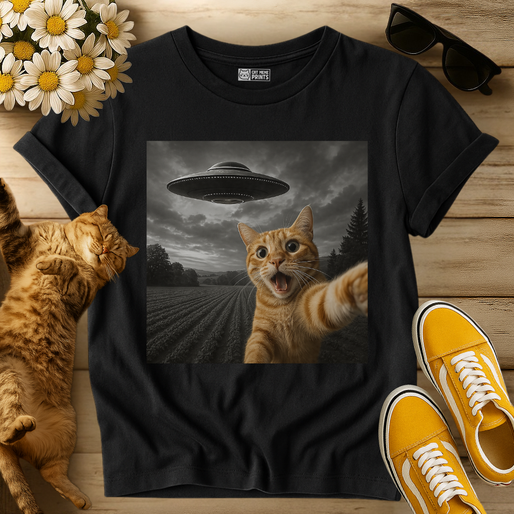 Cat Selfie With Alien UFO T-Shirt