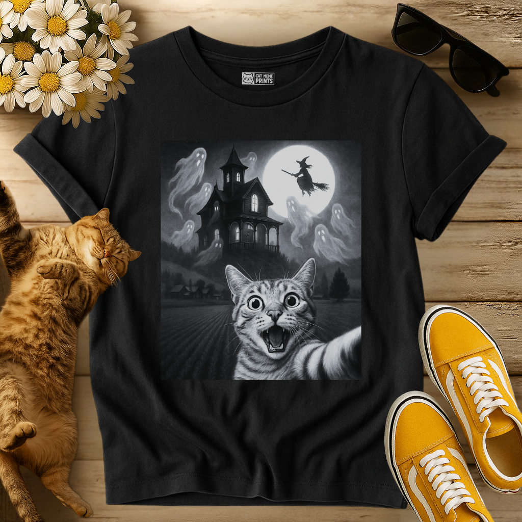 Cat Selfie With Scary House Halloween T-Shirt