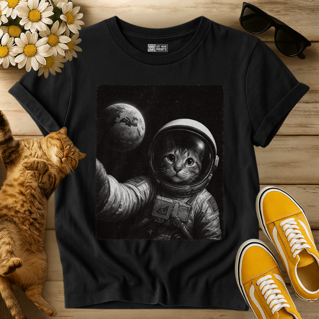 Cat Wear Space Suit Selfie With Earth T-Shirt