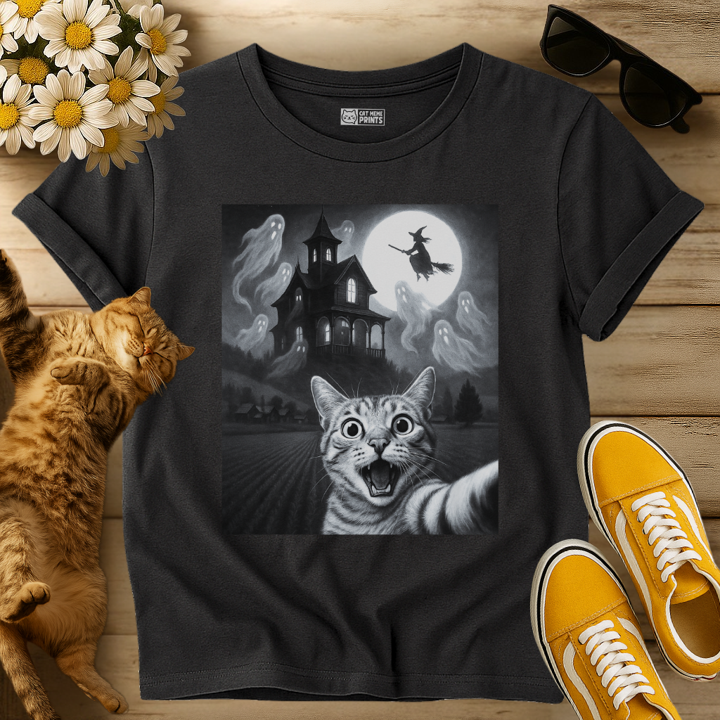 Cat Selfie With Scary House Halloween T-Shirt