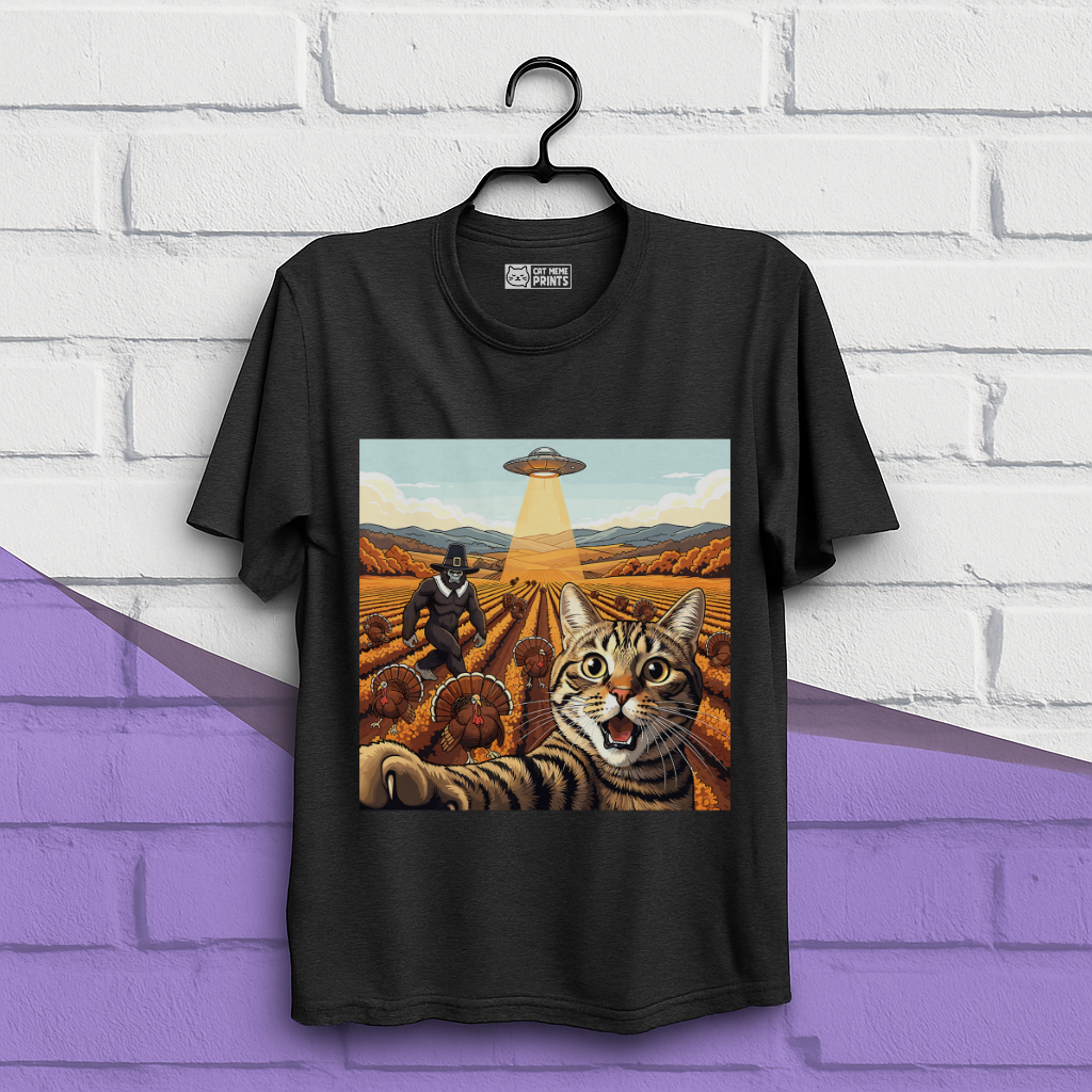 Cat Selfie With Tureky UFO Bigfoot Thanksgiving T-Shirt