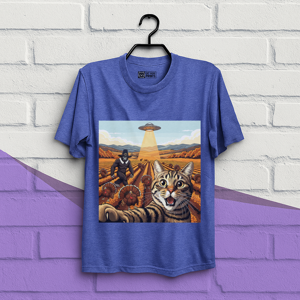 Cat Selfie With Tureky UFO Bigfoot Thanksgiving T-Shirt
