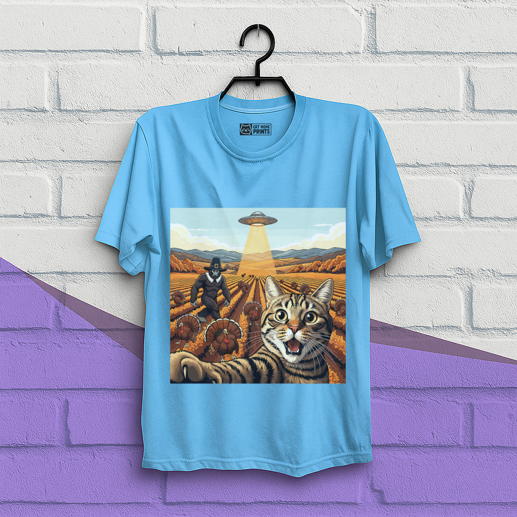 Cat Selfie With Tureky UFO Bigfoot Thanksgiving T-Shirt