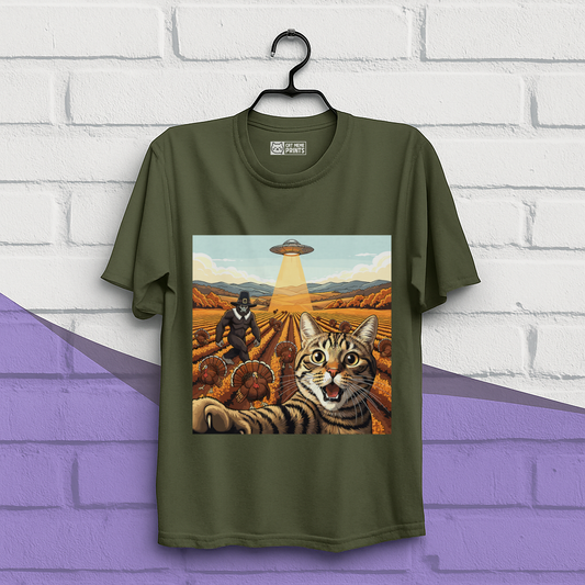 Cat Selfie With Tureky UFO Bigfoot Thanksgiving T-Shirt