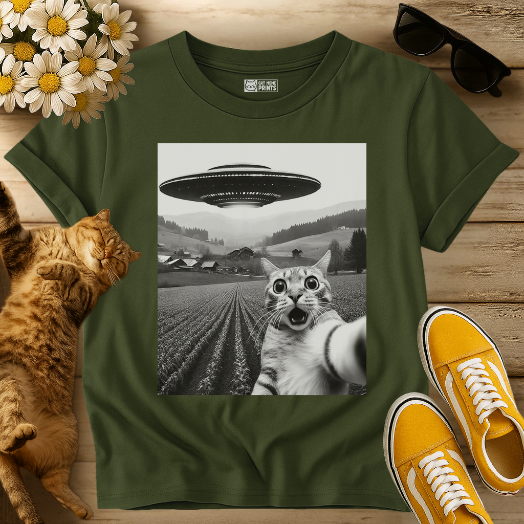Cat Taking Selfie With Alien UFO T-Shirt