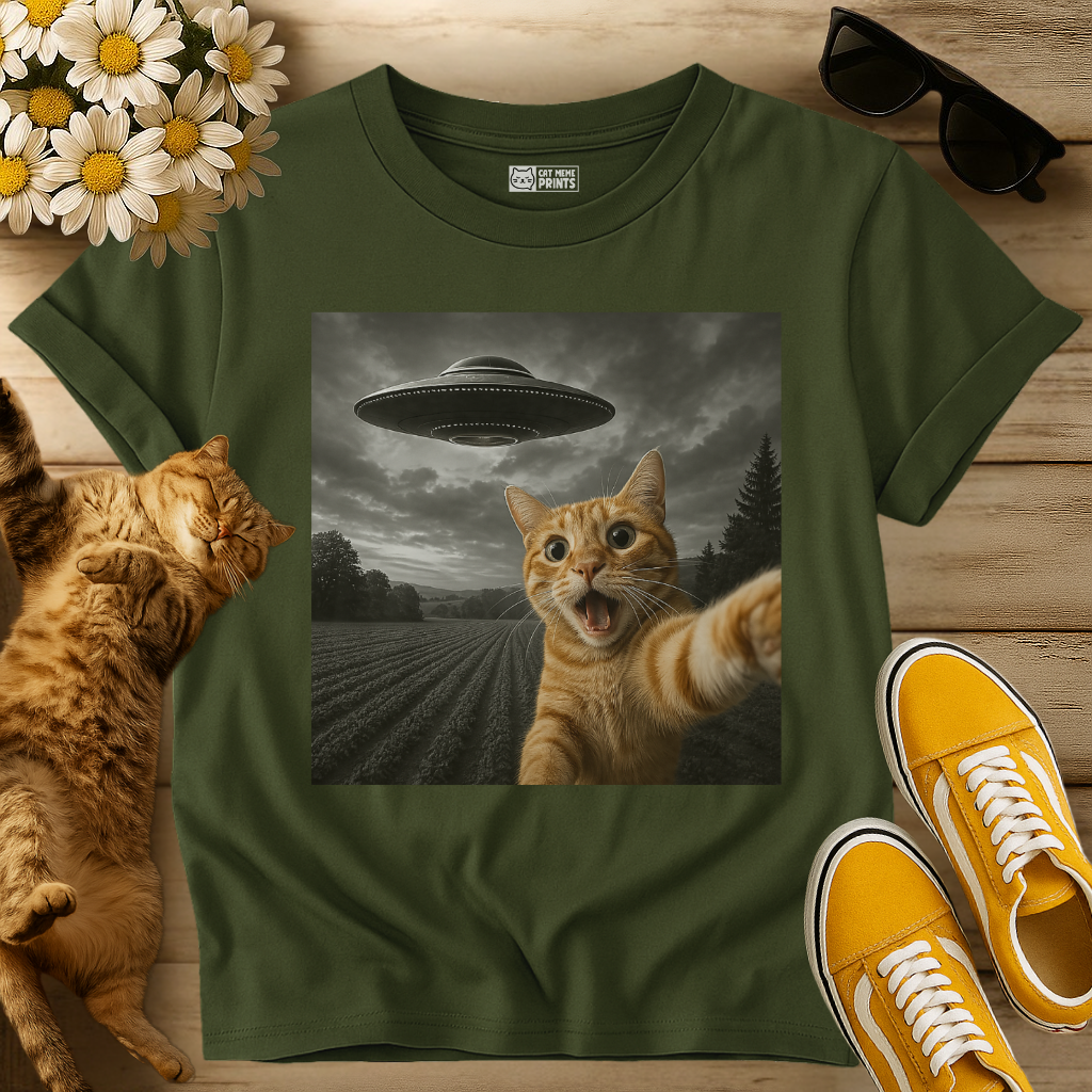 Cat Selfie With Alien UFO T-Shirt