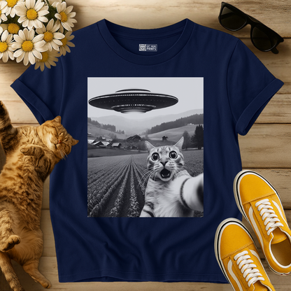 Cat Taking Selfie With Alien UFO T-Shirt