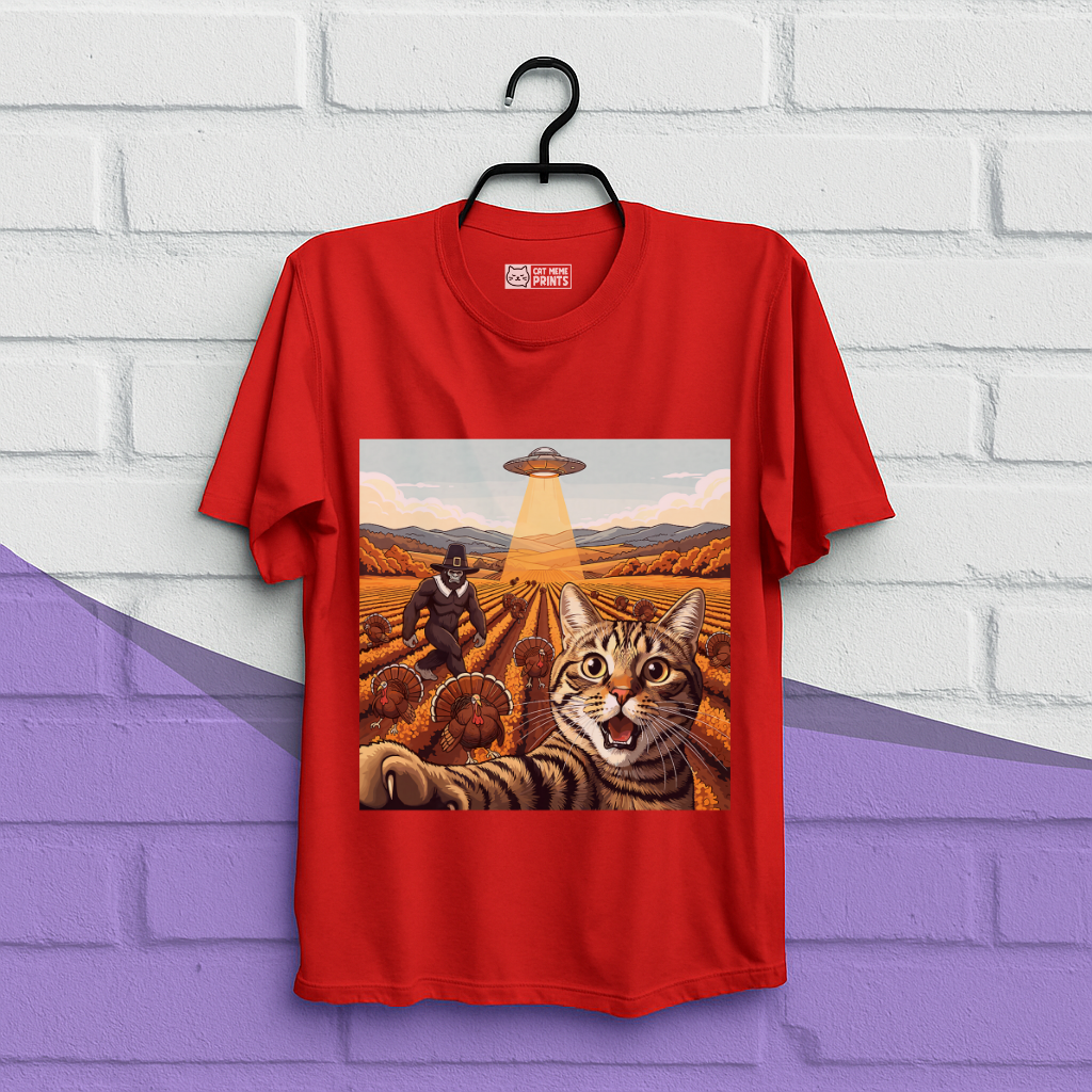 Cat Selfie With Tureky UFO Bigfoot Thanksgiving T-Shirt