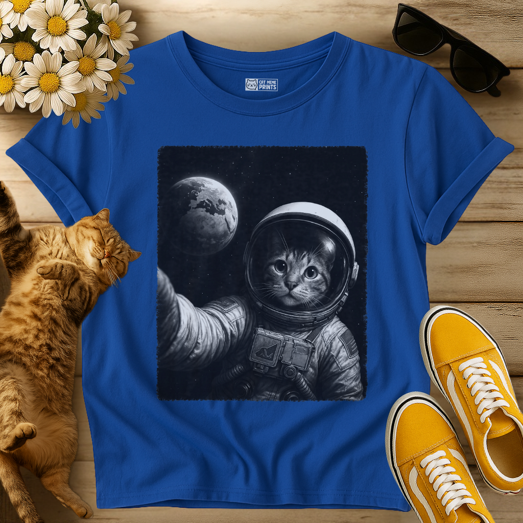 Cat Wear Space Suit Selfie With Earth T-Shirt