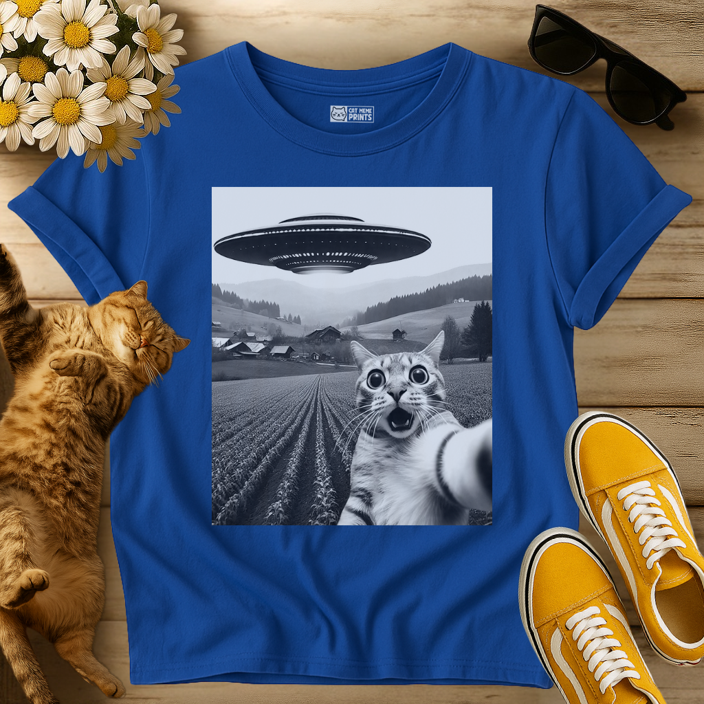 Cat Taking Selfie With Alien UFO T-Shirt