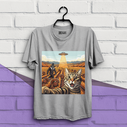 Cat Selfie With Tureky UFO Bigfoot Thanksgiving T-Shirt